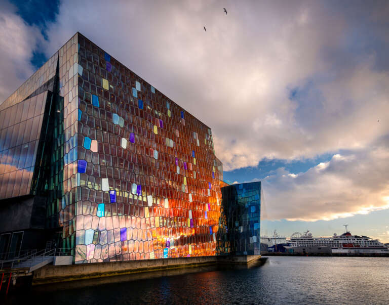 Meeresfotografie – Farbenspiel am Konzerthaus Harpa in Reykjavík