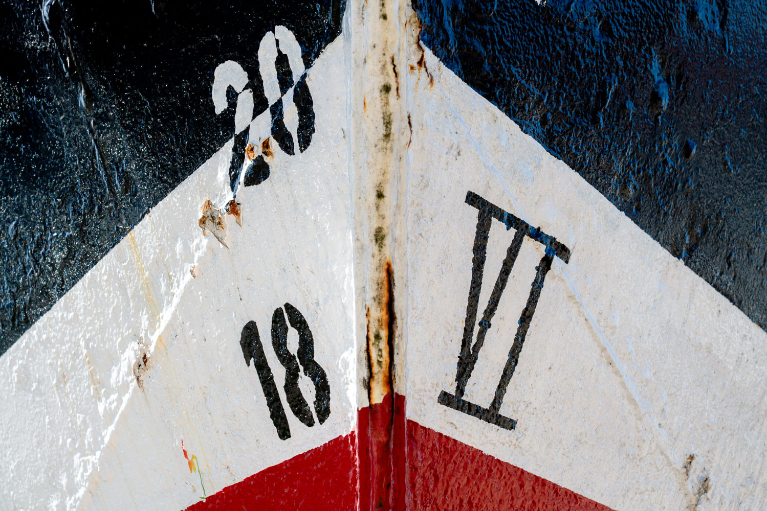 schiffsbug-mit-schrift-fotoworkshop-hafen Vor dem Möltenorter Hafen zieht die Kiel-Oslo-Fähre der Color Line langsam durch die graue Stille der Kieler Förde.